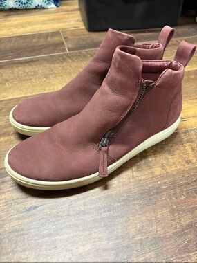 Ecco burgundy side zip Sneakers